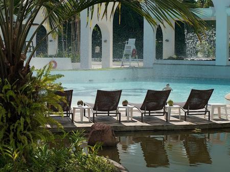 A large pool area at Hotel Tropical Manaus Ecoresort